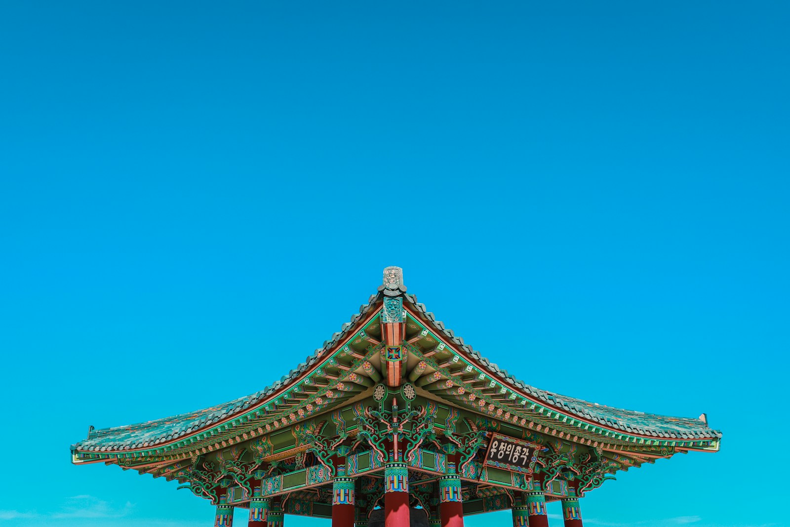 close-up photography of green and red temple during daytime